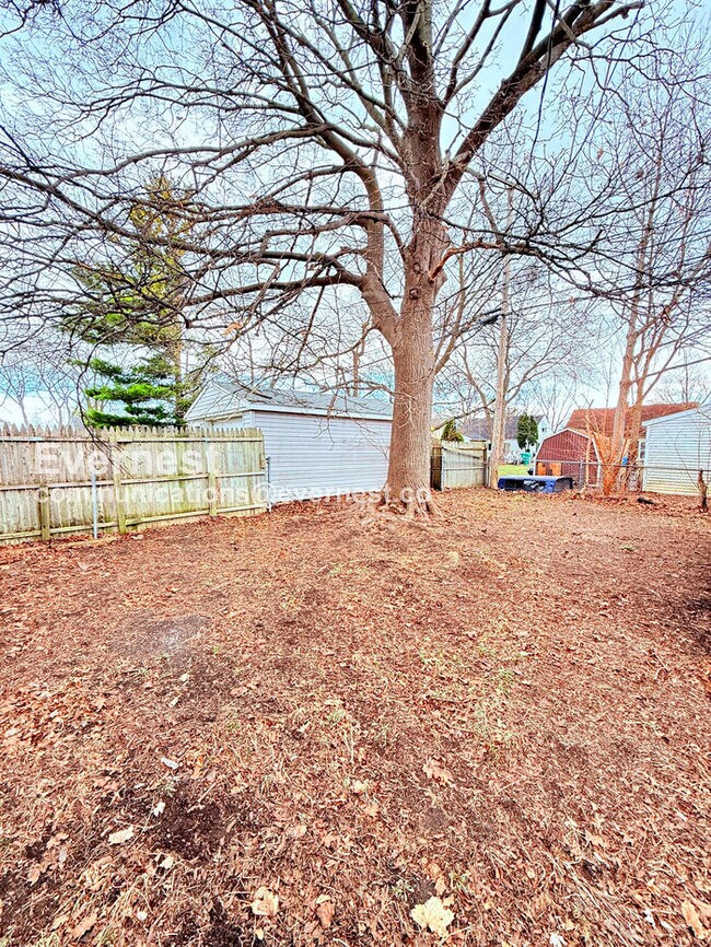 Building Photo - 3 Bed/1 Bath Home with Detached Garage / Vouchers Accepted / Available Now!