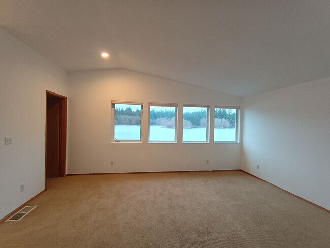 Building Photo - Rare Lakefront Retreat