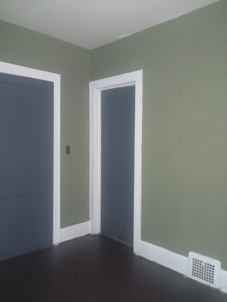 Building Photo - 9909 Dunlap Ave