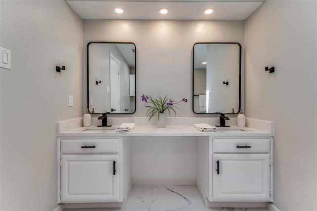 Building Photo - 900 Hillside Ln