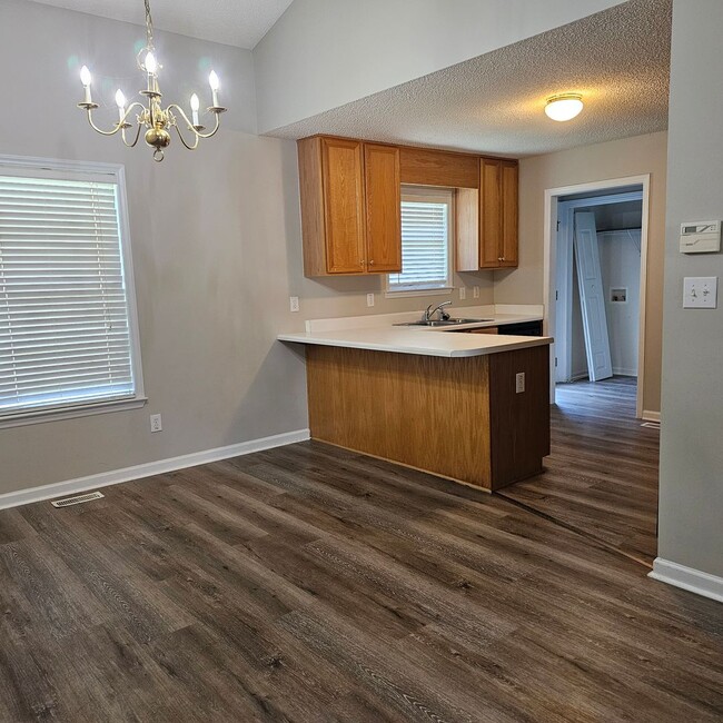 Building Photo - 3 Bedroom Ranch with fenced yard