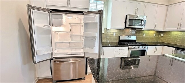 Building Photo - 2 Adelfa St