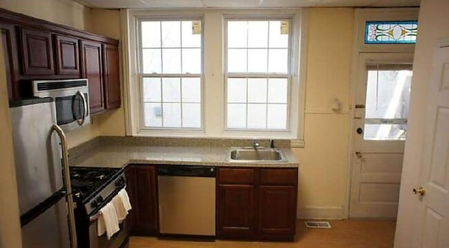 Building Photo - 128 Jamestown Ave.