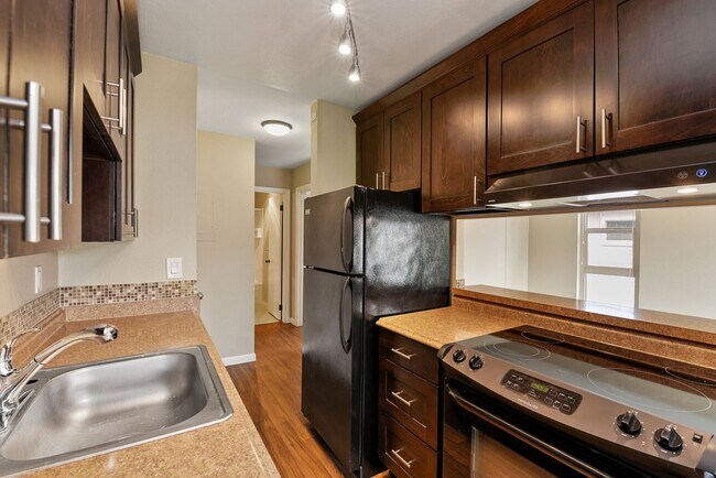 Building Photo - North Beacon Hill 1 Bedroom Apartment for Rent | Beacon Hill Light Rail Access, Balcony, Hardwood...