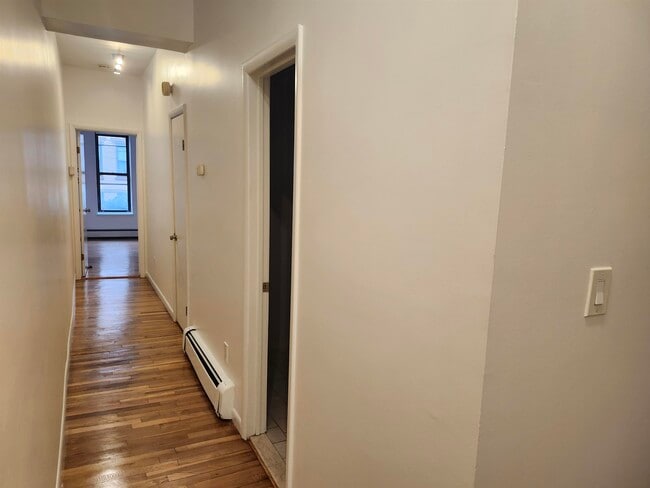 Building Photo - 208 Willow Ave