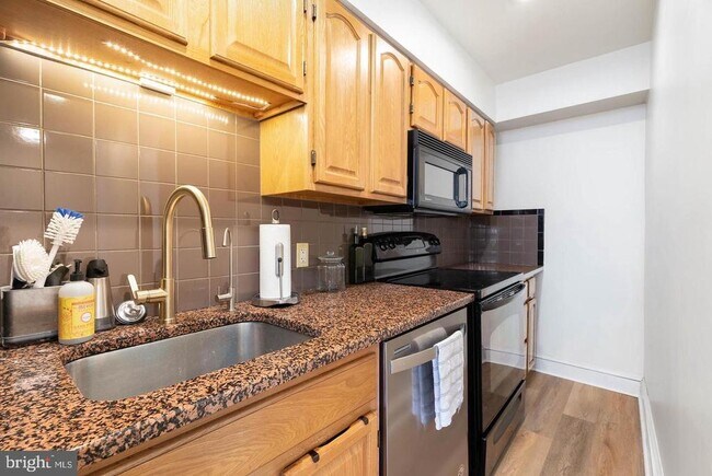 Building Photo - 558 N 16th St