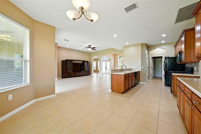 Building Photo - 36815 Queen Bee Ln