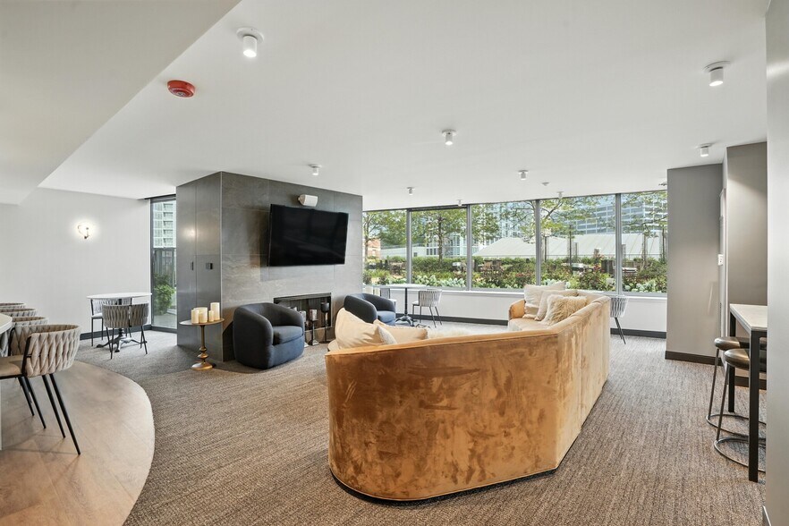 Building Photo - 530 N Kingsbury St