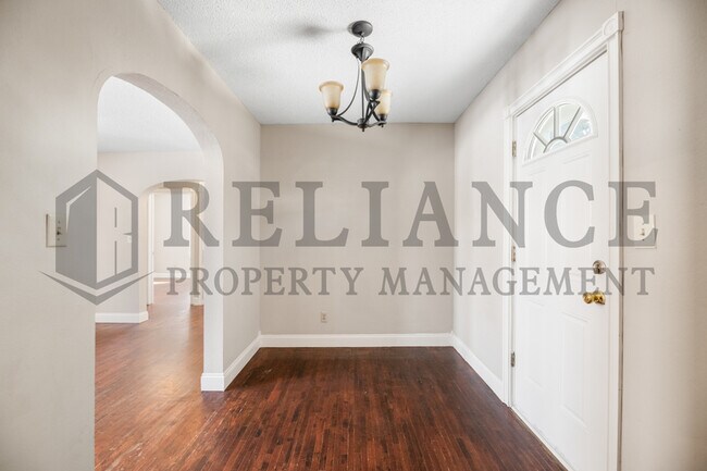 Building Photo - 4825 E Pine St