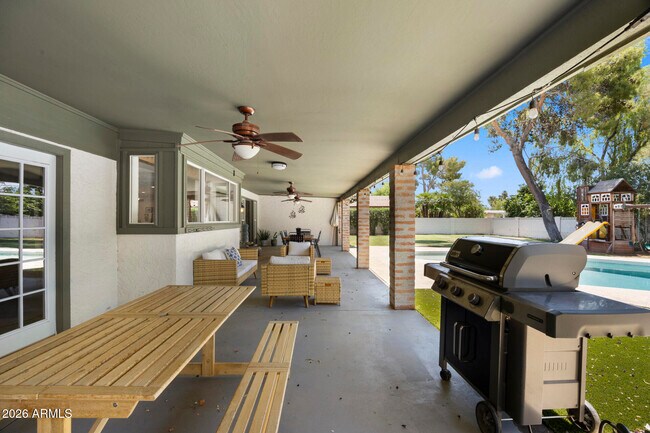 Building Photo - 5449 E Larkspur Dr