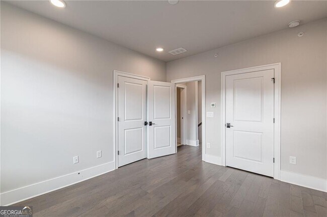 Building Photo - 574 Boulevard Pl NE