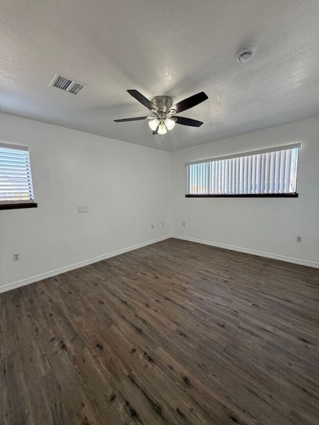 Building Photo - 1324 S Ocotillo Dr