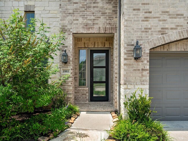 Building Photo - 1911 Golden Leaf Dr