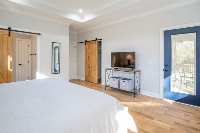 Building Photo - PREMIERE FURNISHED OFF-SEASON SHORT TERM RENTAL!