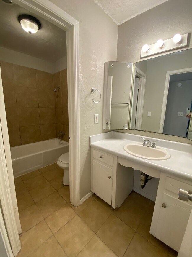 Building Photo - Spacious 1 Bed 1 Bath