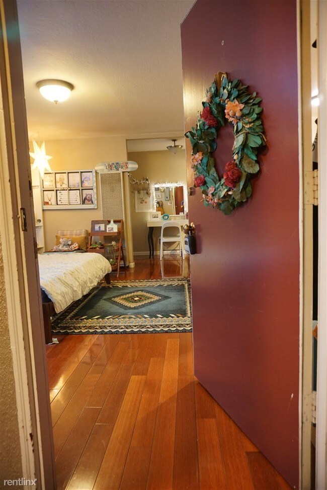 Building Photo - 660 Roble Ave