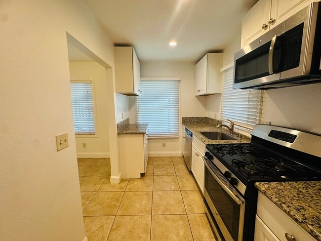Building Photo - Come View This Perfect 2 Bedroom 1 Bath Located In the Heart of Downtown!!