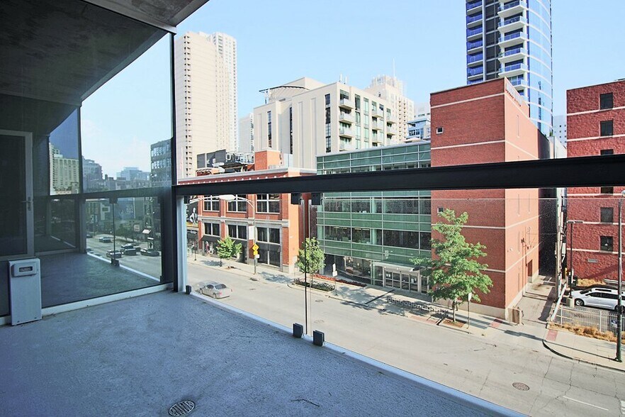 Building Photo - 804 N La Salle Dr