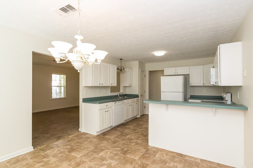 Building Photo - 43 Roxbury Ln