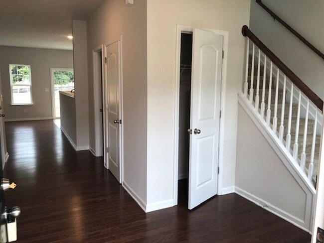 Building Photo - Beautiful 3BR 2.5BA TownHouse w/ In-Unit Laundry • Garage Parking • Stainless Kitchen in Charlotte