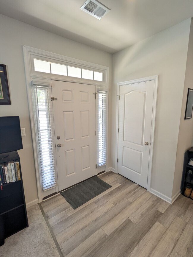Building Photo - END UNIT newer build in ideal Frederick lo...