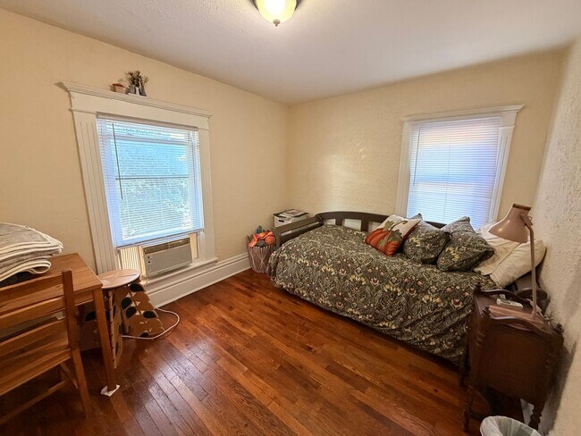 Building Photo - Charming Four Bedroom Home on SE Side!
