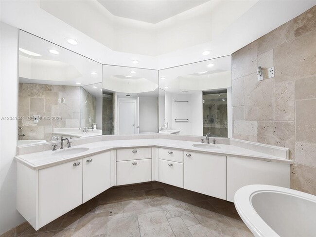 Building Photo - 333 Las Olas Way