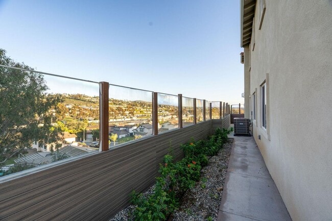 Building Photo - 5 Bedroom house with view