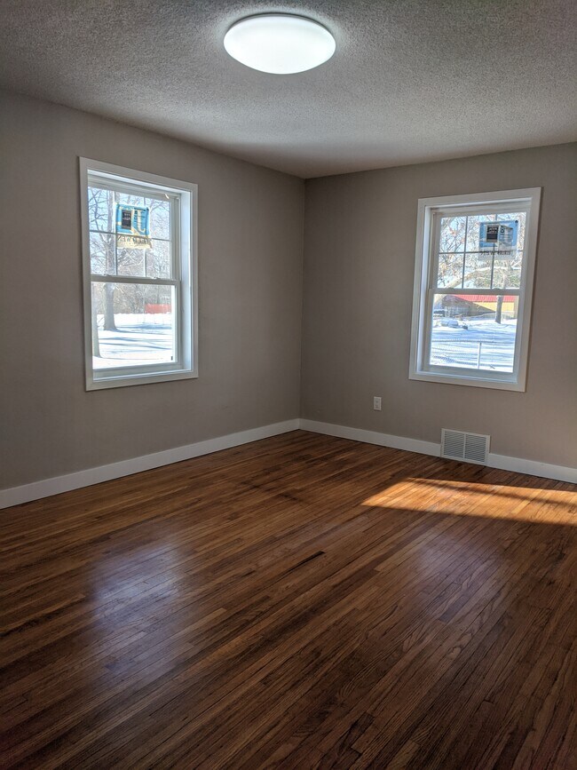 Building Photo - 1213 1st Ave NE