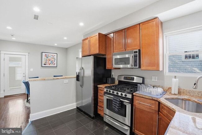 Building Photo - 1341 Franklin St NE