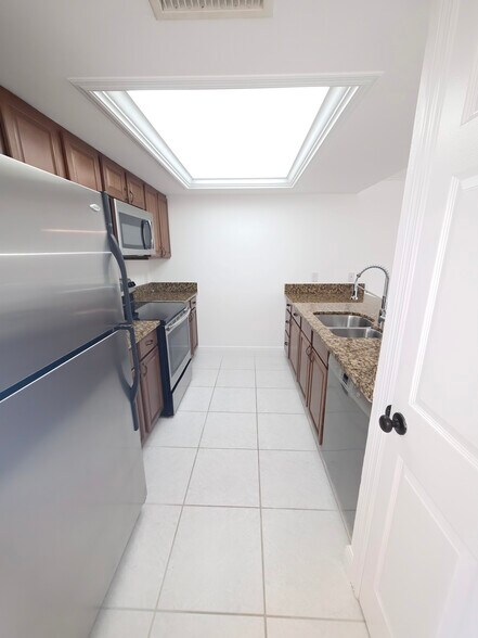 Building Photo - 154 Cypress Way E