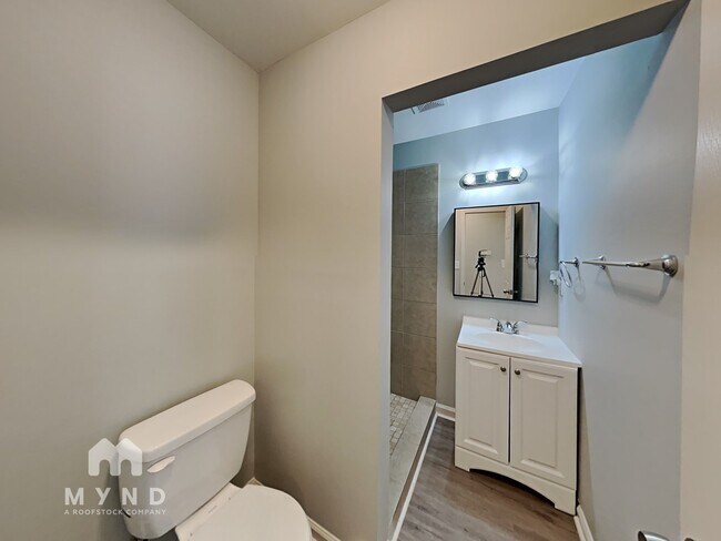Building Photo - 977 Moreland Dr SE