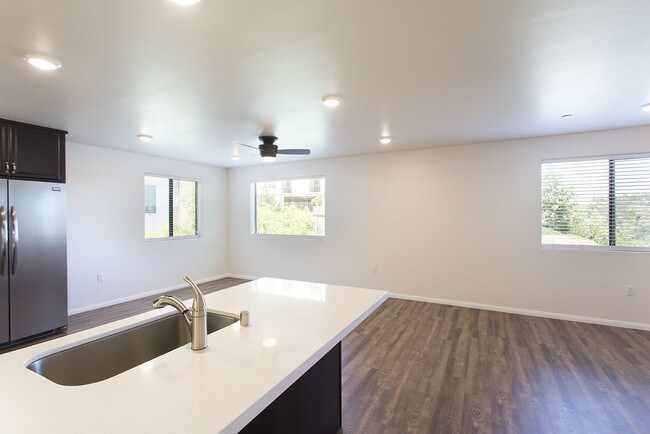 Building Photo - Gorgeous 4 Bed/3 Bath in USD Area with 3 Parking Spaces & *Washer/Dryer in Unit*