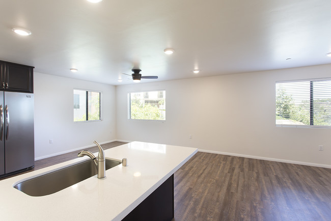 Building Photo - OPEN HOUSE: 1/31 10-11AM  4 Bed with 2 Car Garage & Washer/Dryer in Unit