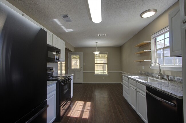 Building Photo - 118 Val Verde Trail