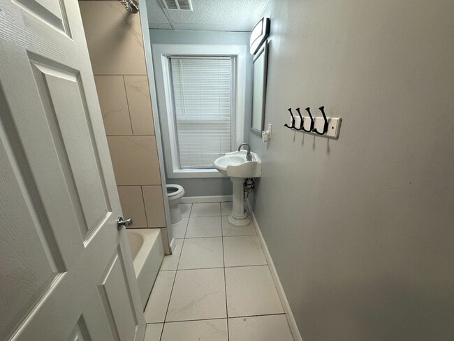 Building Photo - 529 Brinton St