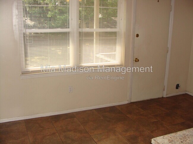 Building Photo - 1 Oak Forest Ln