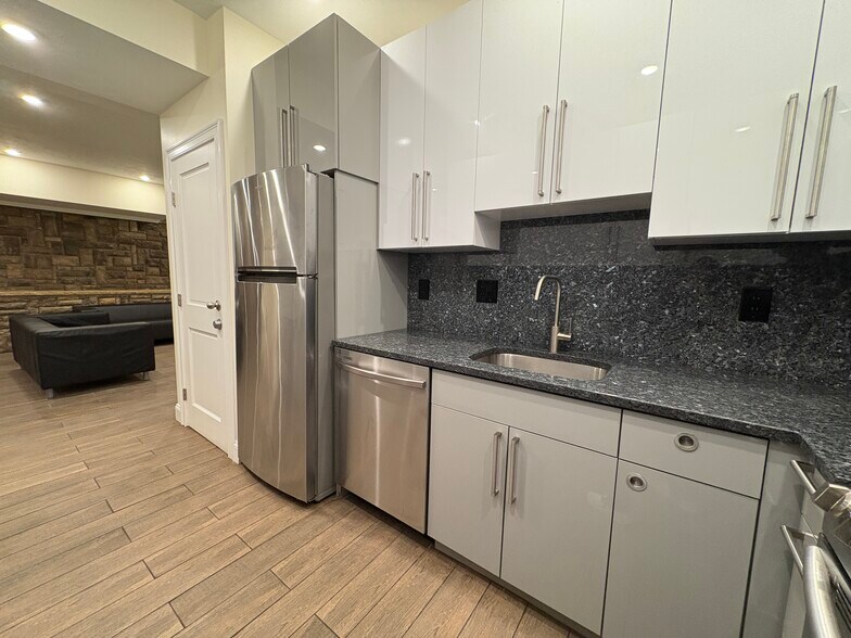 Building Photo - 1614 Beacon St