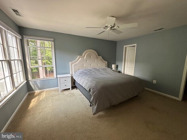 Building Photo - 28405 Pinehurst Cir