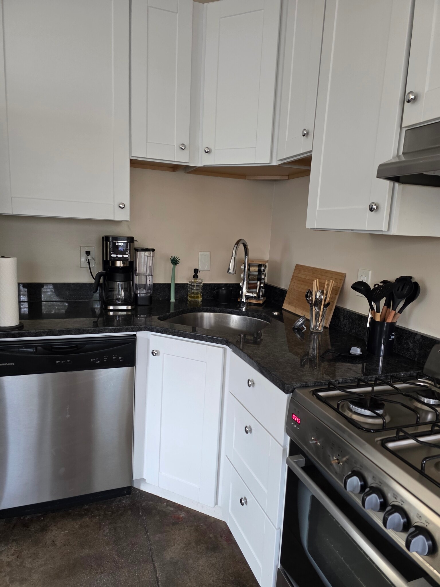 Kitchen - 1049 N Jacobus Ave