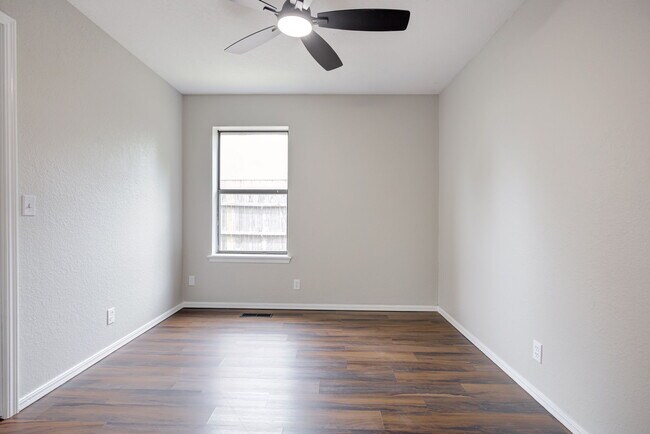 Building Photo - 605 Springwood St