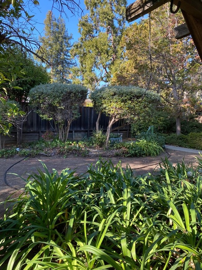 Building Photo - 3 bed House with bonus room available. Pet...