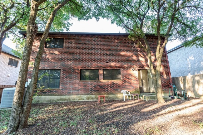 Building Photo - Spacious 4BD/2.5BA Two-Story Home with Lar...