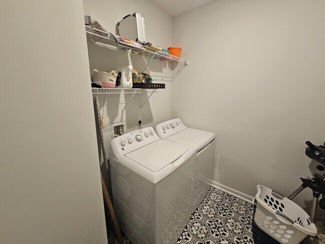 Building Photo - 819 Queenshire Ln