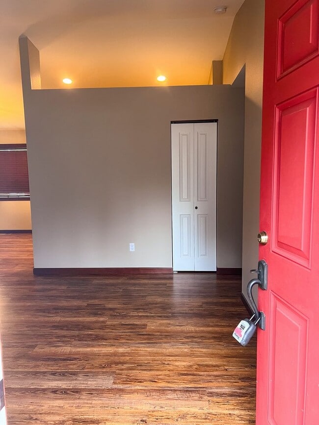 Building Photo - 3 Bed 2 Bath Rambler Gold Bar