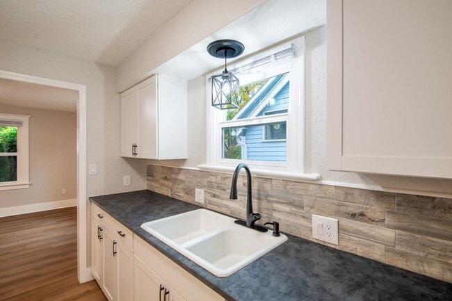 Building Photo - Newly-Remodeled 2 Bed, 1 Bath House
