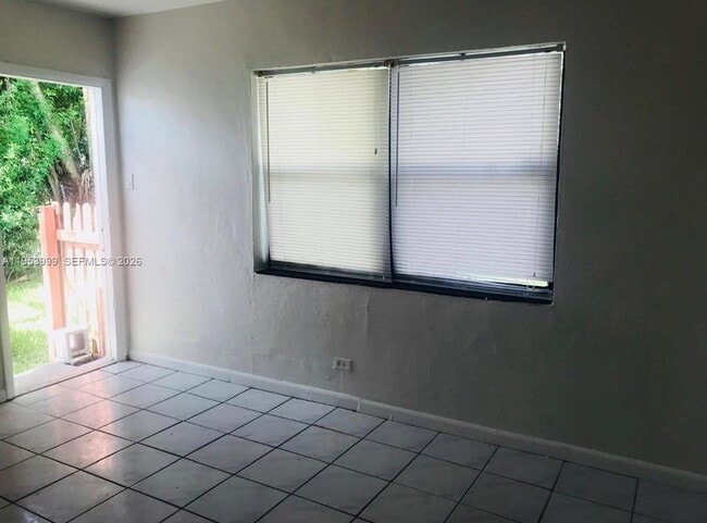 Building Photo - 4548 SW 33rd Ave