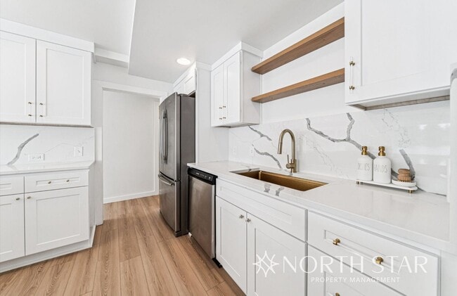 Building Photo - Newly renovated stunning lakefront home.
