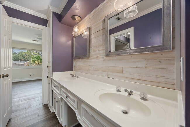 Building Photo - 11930 Carriage Hill Dr