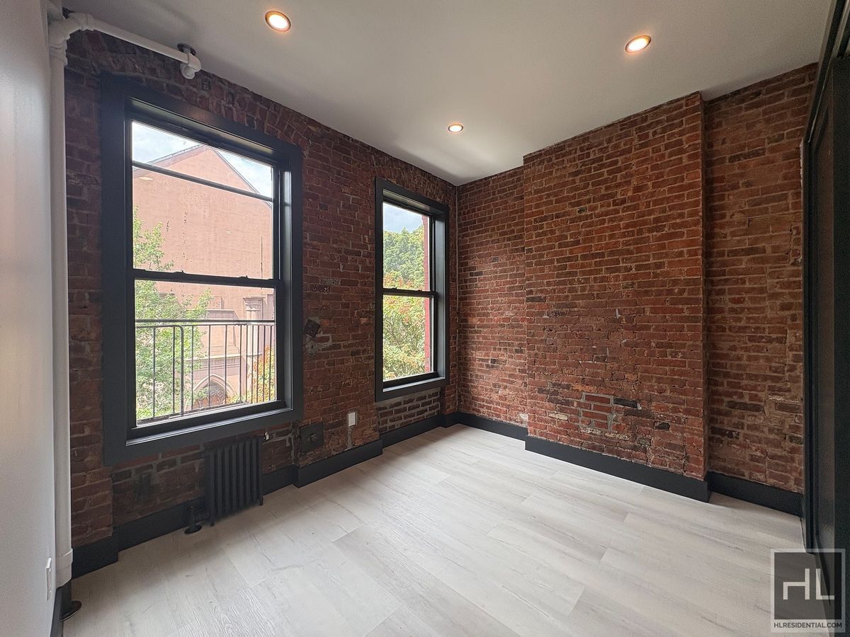 Building Photo - Mott Street